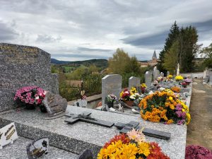 une photo des tombes fleuries du cimetiere de saint romain